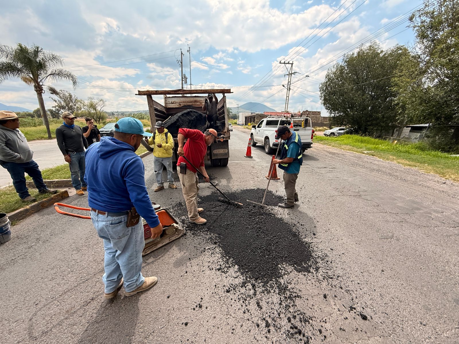 Realizan trabajos de bacheo en el Bulevar Posadas Ocampo de Salvatierra ...